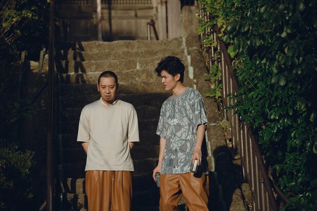 息子の死に大きな後悔を抱く健介（左）。大悟の朴訥（ぼくとつ）とした演技が映画を牽引する　©2026フジテレビジョン・ギャガ・東宝・AOI Pro.