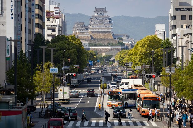 从姬路站观景台“Castle View”眺望姬路城。图中央的是大天守，其左侧是西小天守