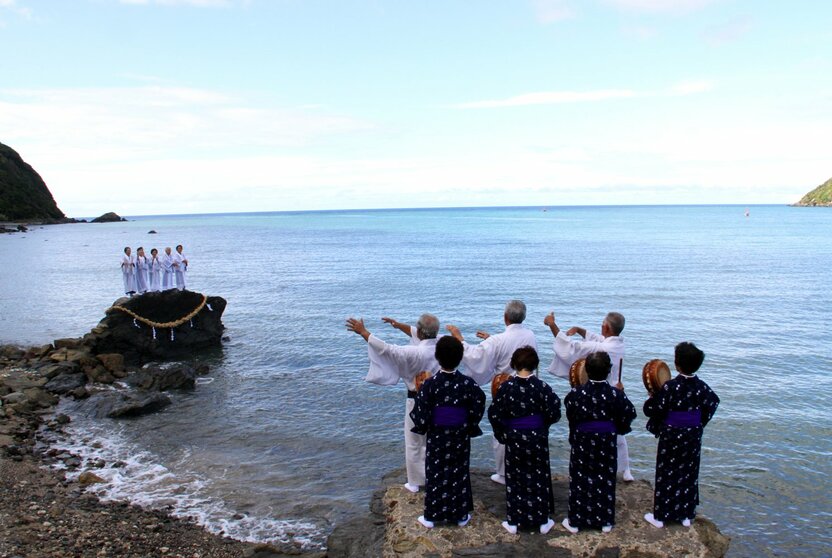 En la ceremonia vespertina Hirase Mankai, las noro (sacerdotisas), vestidas de blanco, invocan a los dioses, al otro lado del mar.
