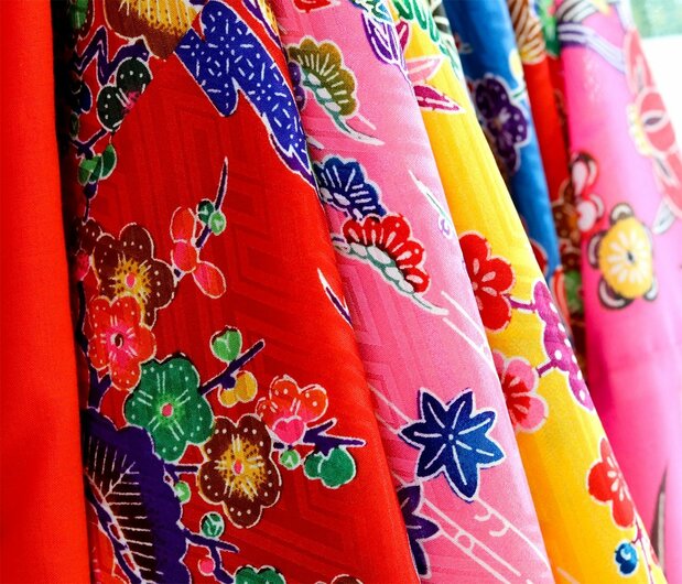采用红型染工艺制作的传统冲绳服装 ©PIXTA