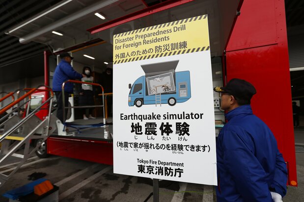 东京消防厅定期为外籍居民进行防灾训练(2020年1月28日于东京,ZUMA Press Wire via Reuters Connect)