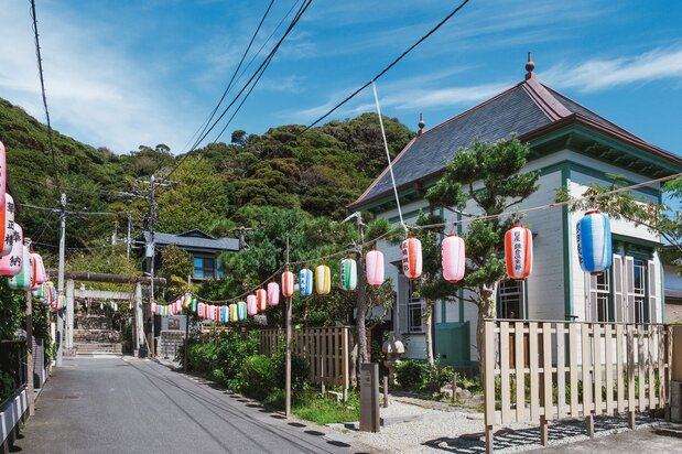 沿着挂满灯笼的小路前行,尽头的鸟居右侧有一座洋楼