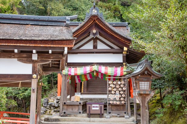 楼门东侧、御物忌川对岸的片冈社,可以在这里祈求全家平安
