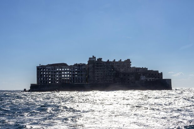 Abandoned buildings huddle atop the Hashima bluffs. (© Nippon.com)