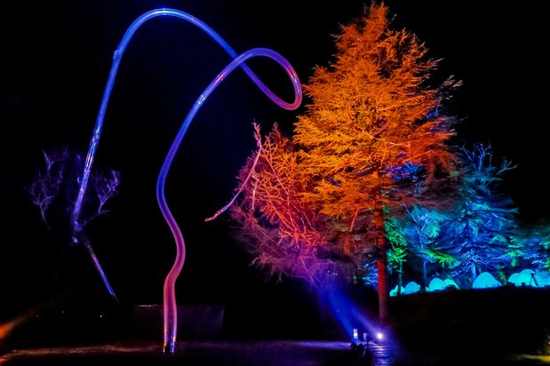 Le « pilier de flux constant », composé de lumière, ondule comme un être vivant. (Nippon.com)