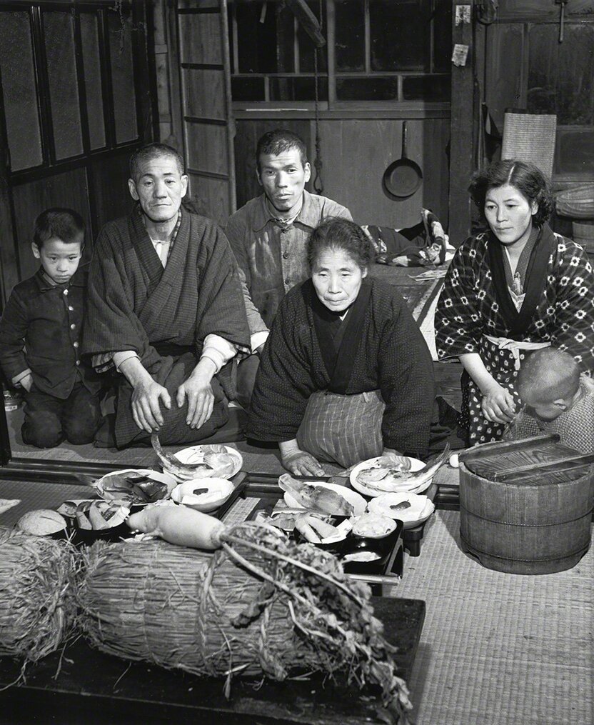 《报恩祭》。每年12月4日至5日前后,石川县能登町波并地区的民众为感恩一年收成,将稻米装袋供奉,举家宴请“稻神”。虽不见神明形貌,人们却如同神明亲临般以虔敬之心相待(摄于1954年)