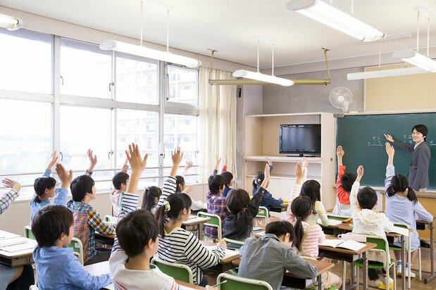 本世纪最初的10年，日本曾实施减负，缩短上课时间。但近年来，日本小学的上课时间越来越长（图片：PIXTA）