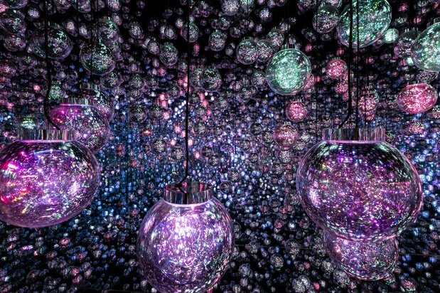 无数球体交相辉映的《Bubble Universe(泡泡宇宙)》,是搬迁新址后首次展出的代表作