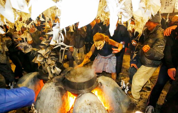يقام مهرجان شيموتسوكي (Shimotsuki Matsuri) في ثاني يوم سبت من شهر ديسمبر/ كانون الأول في منطقة كيزاوا. وقد انتقلت مسؤولية إقامة المهرجان ببطء إلى أشخاص تتراوح أعمارهم بين سن المراهقة وحتى الأربعينيات. (© مكتبة هاغا)