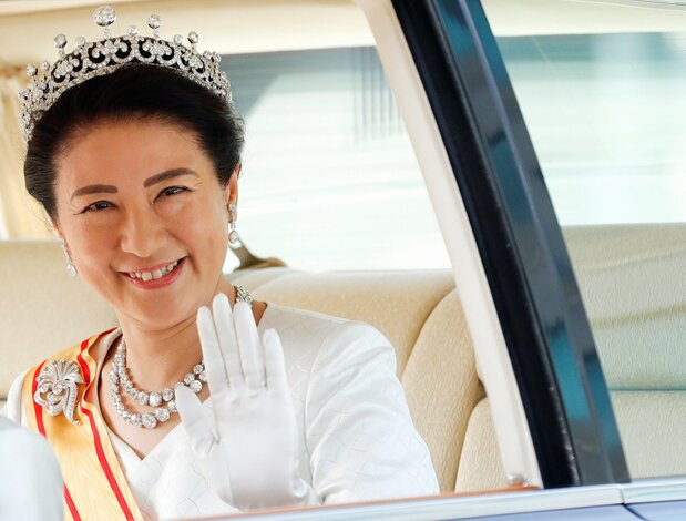 德仁天皇即位的2019年5月1日，皇后雅子向沿途民众挥手致意（路透社）