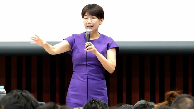 2023年7月，“让爱子公主成为皇嗣”公开讨论活动在东京都举行。活动上菅野志樱里阐述了自己的一贯主张（图片：主办方）