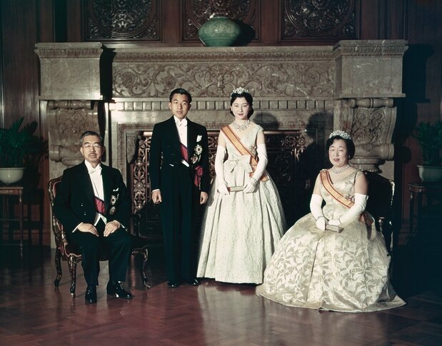 A commemorative wedding photograph shows Crown Prince Akihito and Crown Princess Michiko standing between his parents Emperor Hirohito (Shōwa) and Empress Nagako (Kōjun). (© Reuters)
