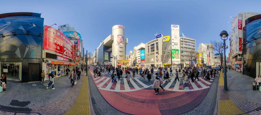平成年代(1989-2019年)涩谷的标志性建筑SHIBUYA109前的全向十字路口,周边的药妆店深受外国游客欢迎