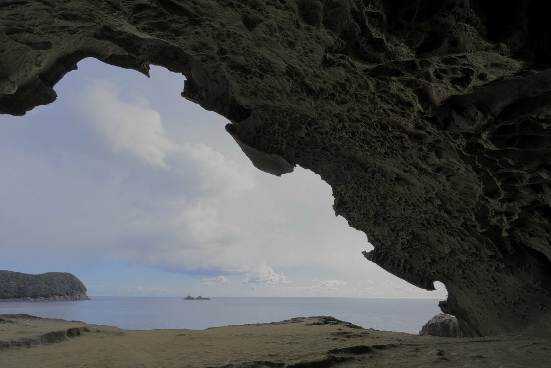 The Senjōjiki cave was reputedly once the abode of demons. (© Ōsaka Hiroshi)