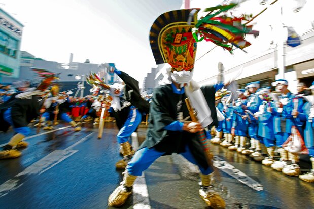 Uno de los momentos más destacados es el issei zuri (“arrastre colectivo”), en el que todos los participantes se reúnen el primer día y bailan agitando borlas de cinco colores, que cuelgan como una especie de flequillo.