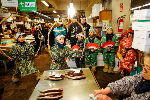 También hacen una hábil demostración de las técnicas de la “cortina de bolas”.