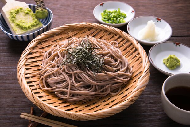 左上起顺时针：山葵根茎和研磨后的山葵泥、冬葱、萝卜泥、山葵泥、荞麦面汁、冷荞麦面（图片：PIXTA）