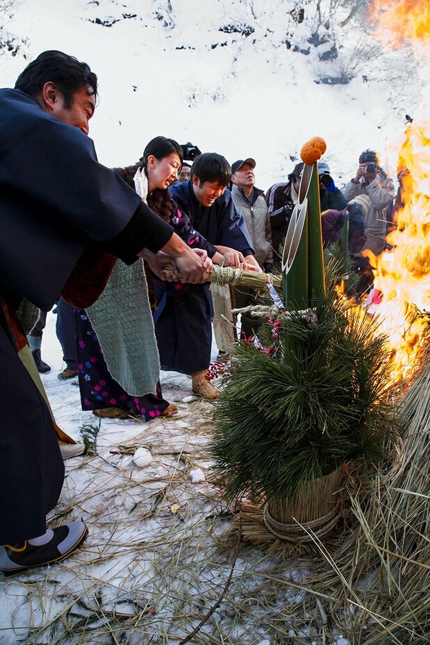 Recién casados participando en las celebraciones del Año Nuevo menor en el distrito de Matsunoyama, en Niigata.