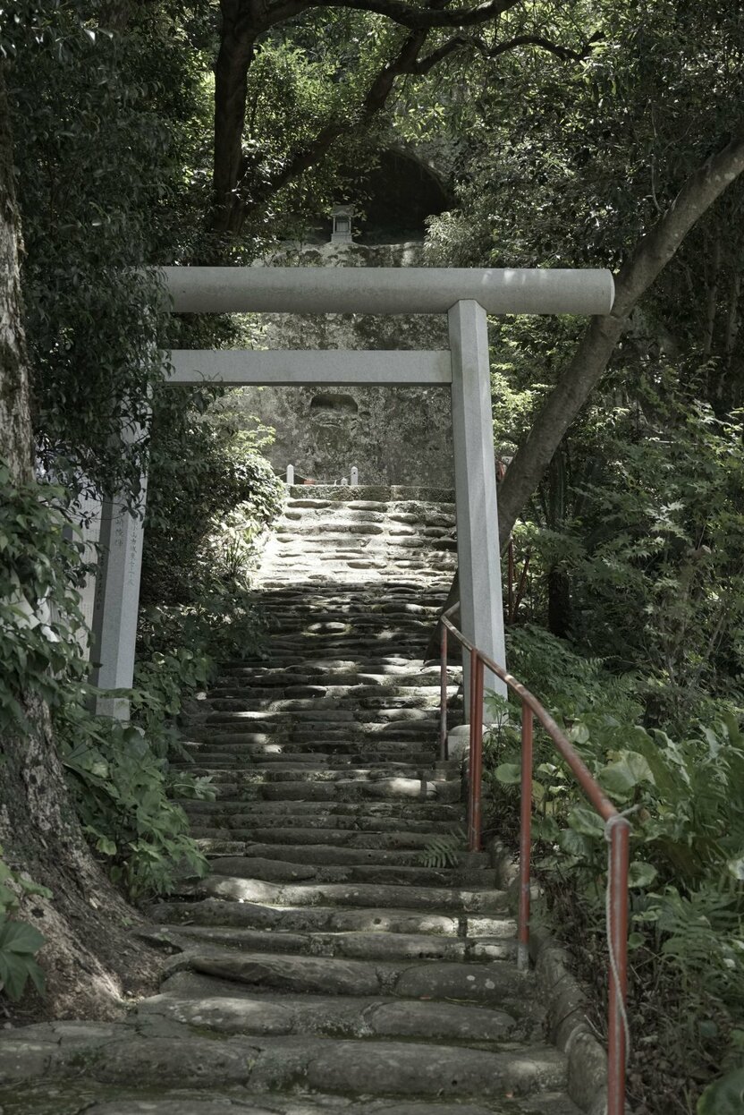 通往“御矛窟”的石阶(摄影:大坂宽)