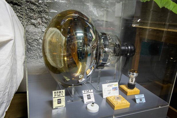 ガラス面は職人の手作りだという光電子増倍管
