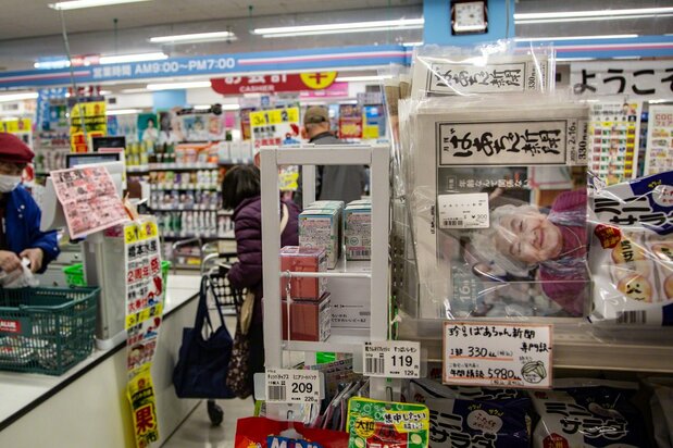 Bāchan Shimbun junto a la caja de un comercio de la zona.