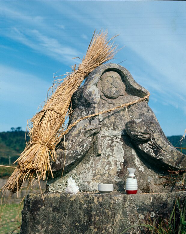 El dios del arrozal protege el crecimiento del arroz y de los niños.