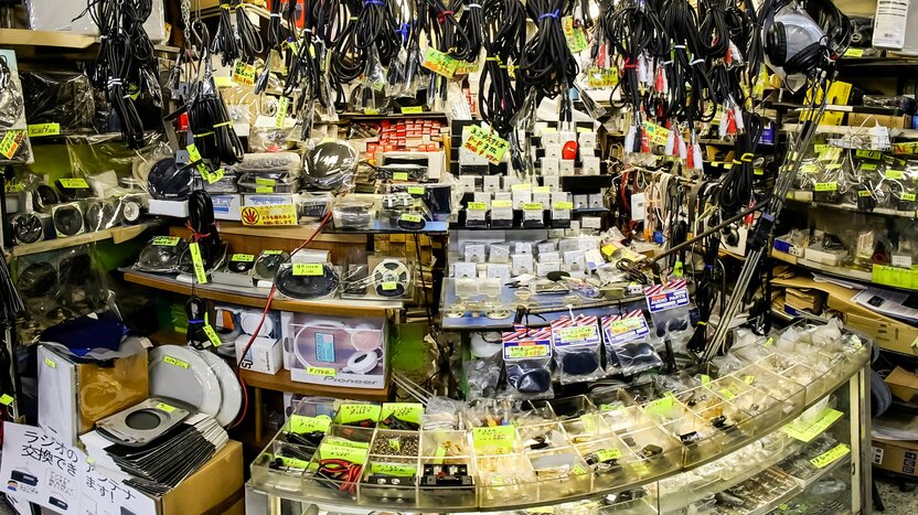 秋叶原站附近的“Radio Center”,里面的收音机零部件商店还保留着昔日的样貌