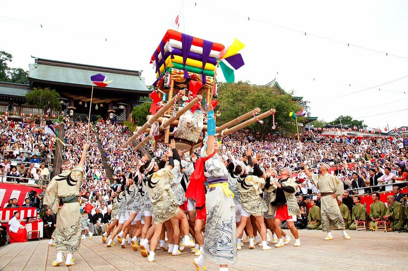 长崎诹访神社的秋天大祭（10月7-9日）中最让观众狂热的是供奉之舞“太鼓山”。众人将载有四个小孩的太鼓台抛向空中，再用单手接住，这一场面是全场的高潮