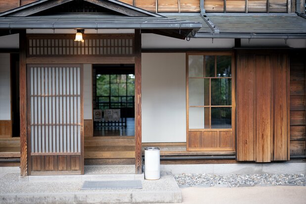 In the past, Japanese homes were fitted with wooden or paper sliding doors for ventilation purposes. (© Pixta)