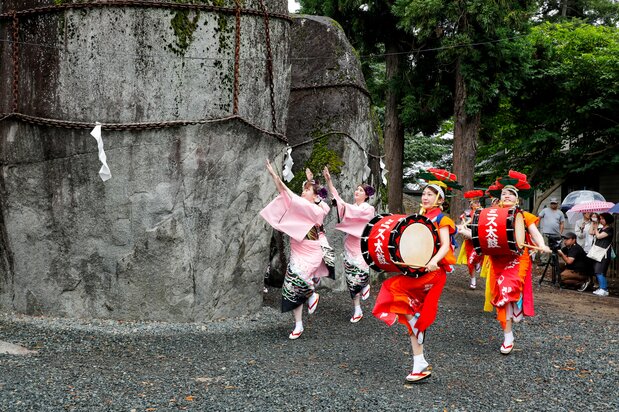 市内最古の三ツ石神社。さんさ踊りと、県名“岩手”の由来「鬼の手形」伝説で知られる