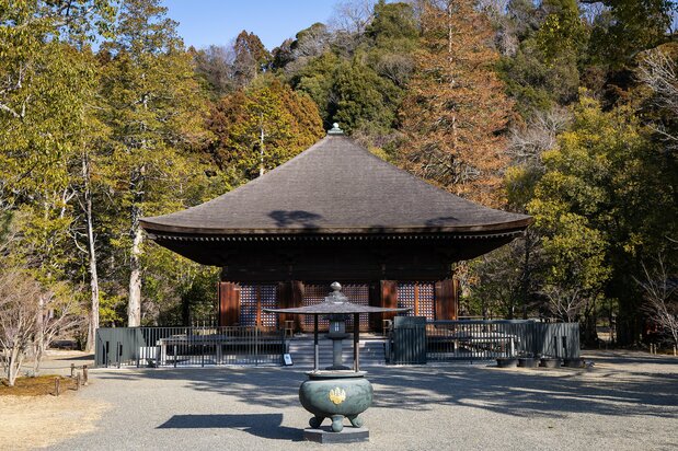After being designated a national treasure in 1952, the Amidadō’s roof was replaced with kokerabuki, thin layers of wood shingles, which is the same material used when the structure was built. (© Nippon.com)