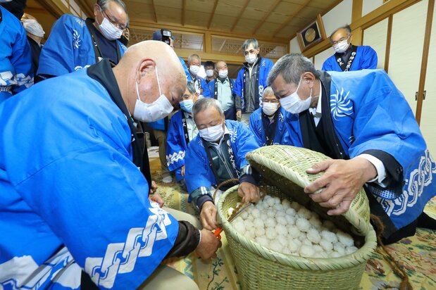 饭团共833个，这一数字来自几百年前一场战斗的死者人数