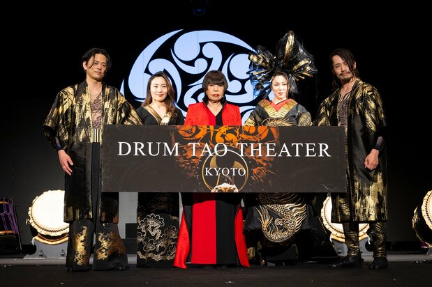 身着西阵织华美衣饰的演员们和设计师小筱顺子在一起