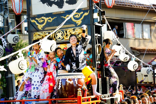 笛や太鼓が乗ってお囃子で盛り上げる