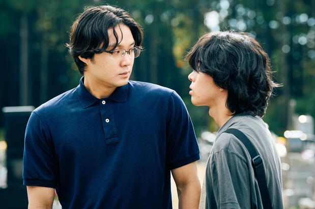 龍之介（磯村勇斗＝左）は火事以来15年ぶりに幼なじみの拓海と再会する　© 2026「mentor」製作委員会
