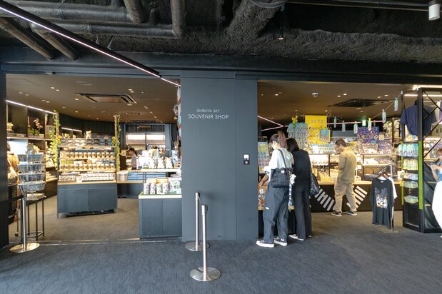 观景回廊的终点是“SHIBUYA SKY SOUVENIR SHOP”，这里有许多独特的原创商品可供选择