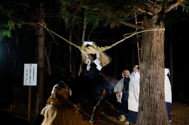 結界の注連縄(しめなわ)を付け替えて入山