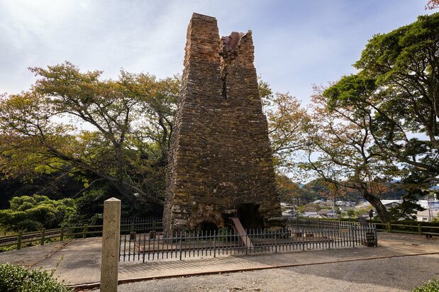 The bricks used in the upper sections of the chimney were made using local Hagiyaki earthenware techniques. (© Nippon.com)