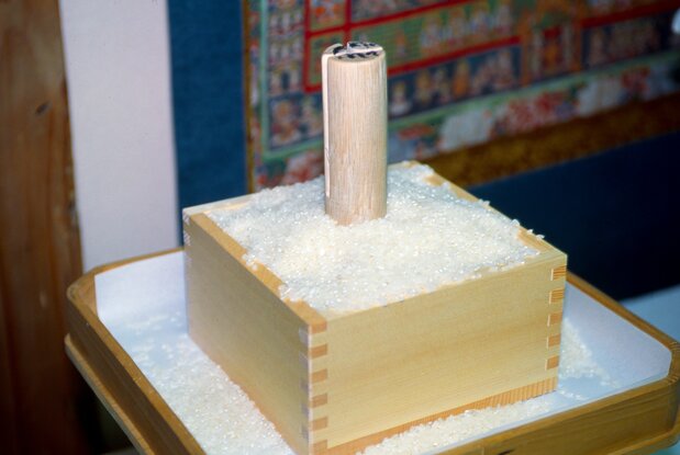 勝者は一升枡(いっしょうます)に盛られた白米に宝木を突き立てる。宝木は祭りの後、地域の代表が務める「祝い主」が丁重に祀(まつ)る
