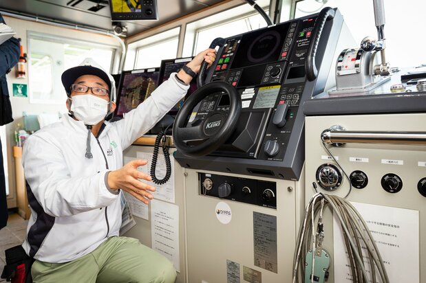 “朱雀号”的驾驶室。通过船舵下方的按钮即可切换成由陆上支援中心远程操控的模式