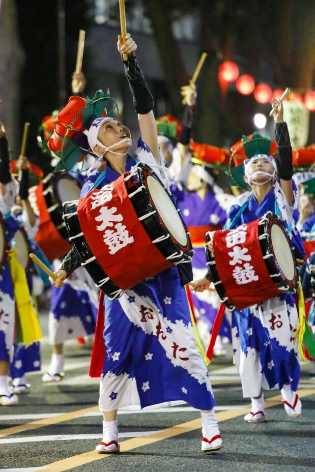 フィナーレには世界記録を記念した大パレードや一般参加の輪踊りで会場が一体となる