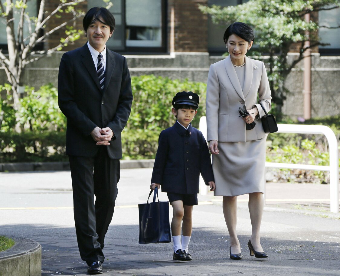悠仁在秋筱宫夫妇陪伴下前去参加小学入学典礼（AFP/时事社）