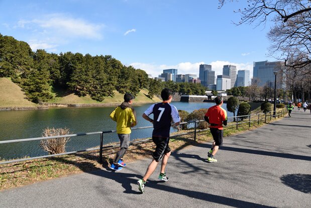 東京都千代田区にある皇居外周を走る「皇居ランニング」（PIXTA）