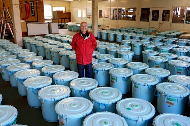 Hirai Seiichi rodeado de barricas de fermentación en el taller de Ojiro. (© Ukita Yasuyuki)