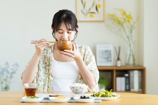 Les Japonais boivent leur soupe en portant le bol aux lèvres. (Pixta)