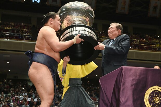 向夺冠的丰昇龙(左)颁授内阁总理大臣杯的石破茂首相,2025年1月26日,东京两国国技馆(时事/代表摄影)