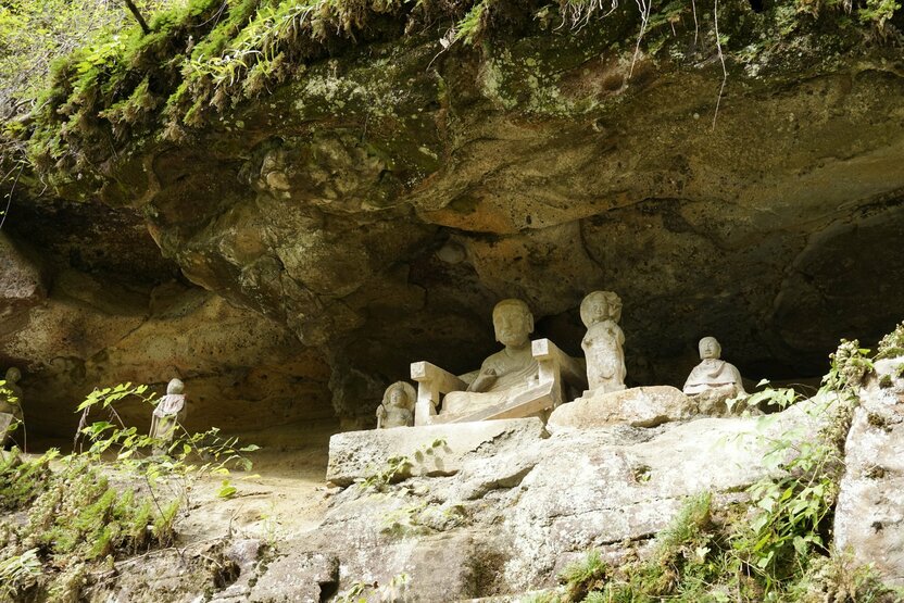 相传雕刻了摩崖佛的弘法大师像(摄影:大坂宽)