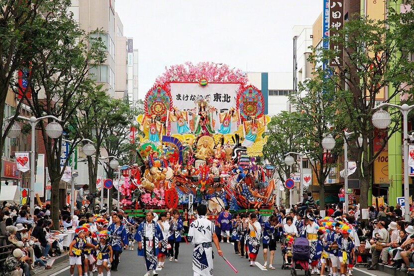 以绚丽彩车闻名的八户三社大祭（7月31日-8月4日）。联合国教科文组织非物质文化遗产“山、矛、屋台花车仪式”之一