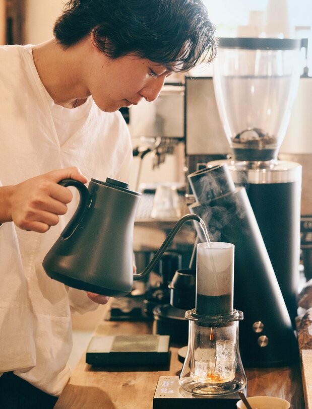 Coffee extraction by AeroPress. Up through the final step in the coffee journey, Sekine takes great pains to deliver top-quality drinks. (© Kawaguchi Yōko)