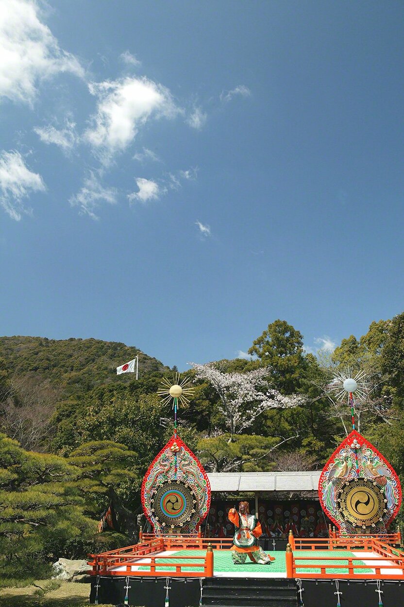 4月28日 春季的神乐祭。例行的神乐祭在内宫庭园特设的舞台上举行,跳兰陵王舞